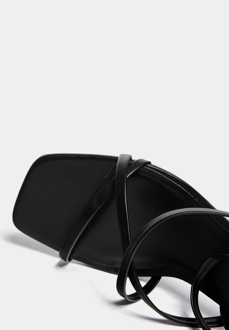 PULL&BEAR PULL&BEAR WITH CROSSOVER STRAPS - Sandals - black Exklusivangebot