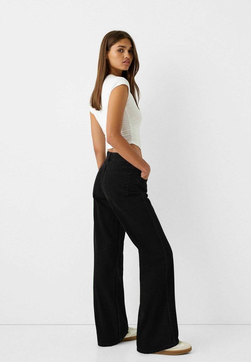 Bershka Bershka Flared Jeans - black Im Verkauf