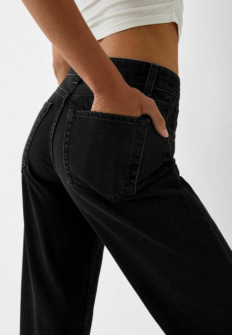 Bershka Bershka Flared Jeans - black Im Verkauf