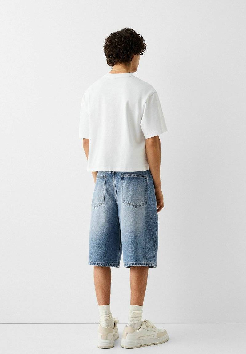 Bershka Bershka BAGGY BERMUDA - Denim shorts - lightblue denim 2025