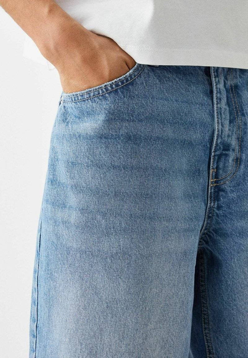 Bershka Bershka BAGGY BERMUDA - Denim shorts - lightblue denim 2025