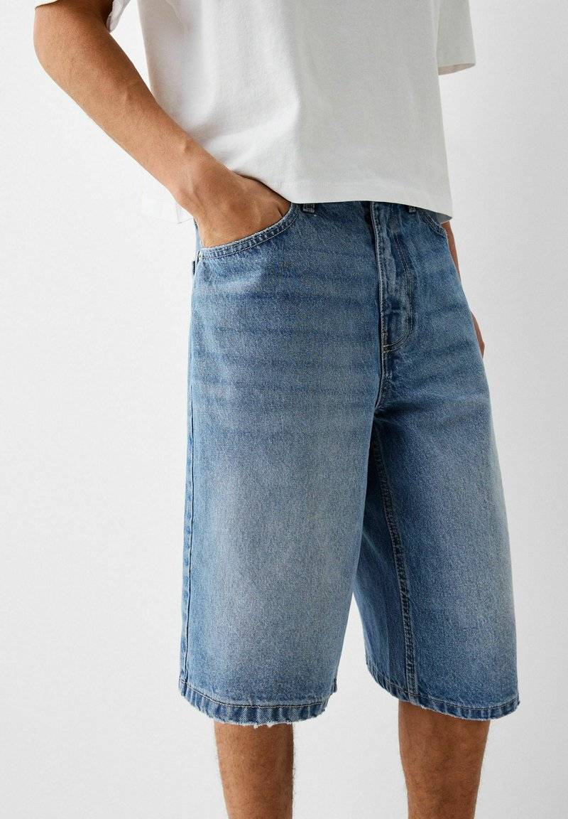 Bershka Bershka BAGGY BERMUDA - Denim shorts - lightblue denim 2025