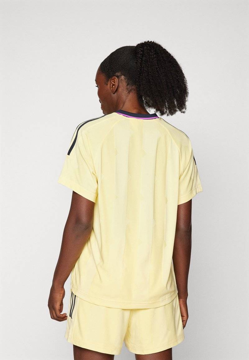 adidas Sportswear adidas Sportswear TIRO CUT STRIPES BOYFRIEND - Print T-shirt - almost yellow Rabatt