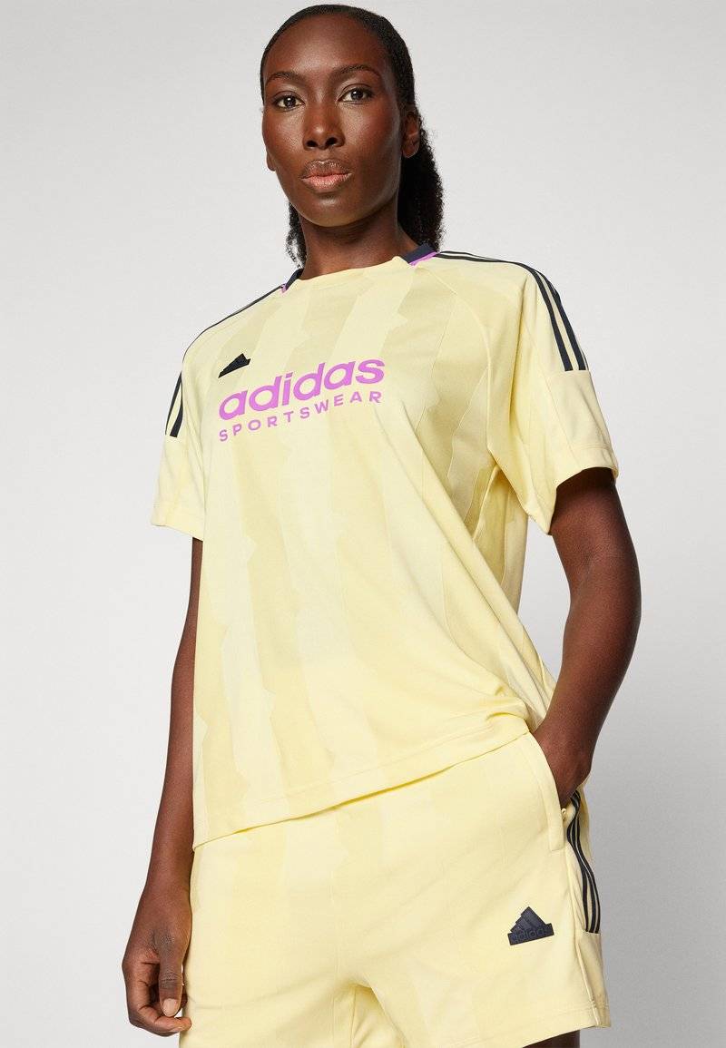 adidas Sportswear adidas Sportswear TIRO CUT STRIPES BOYFRIEND - Print T-shirt - almost yellow Rabatt