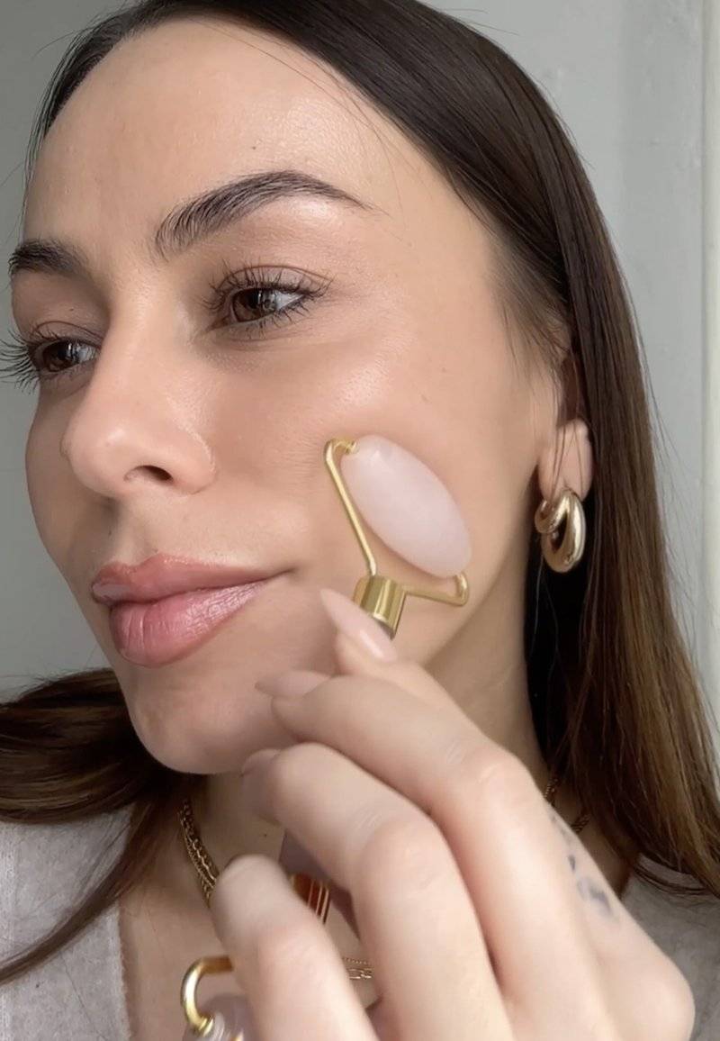 ARI ANWA Skincare ARI ANWA Skincare THE GLOW KIT ROSE – FACE YOGA SET: GUA SHA, ROSENQUARZ ROLLER & 3D MASSAGER - Skincare set - rosa Zeitbegrenzte Promotion