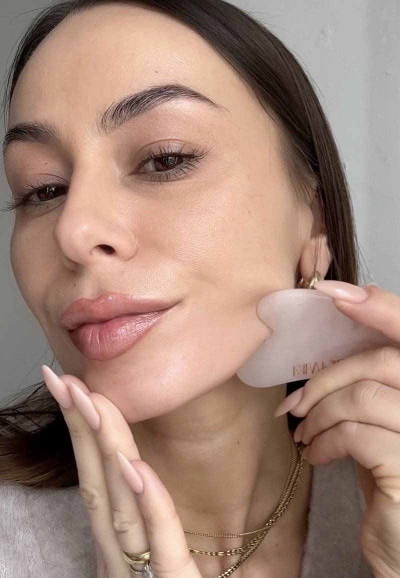ARI ANWA Skincare ARI ANWA Skincare THE GLOW KIT ROSE – FACE YOGA SET: GUA SHA, ROSENQUARZ ROLLER & 3D MASSAGER - Skincare set - rosa Zeitbegrenzte Promotion