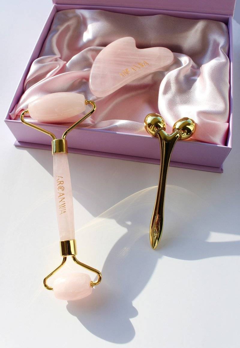 ARI ANWA Skincare ARI ANWA Skincare THE GLOW KIT ROSE – FACE YOGA SET: GUA SHA, ROSENQUARZ ROLLER & 3D MASSAGER - Skincare set - rosa Zeitbegrenzte Promotion