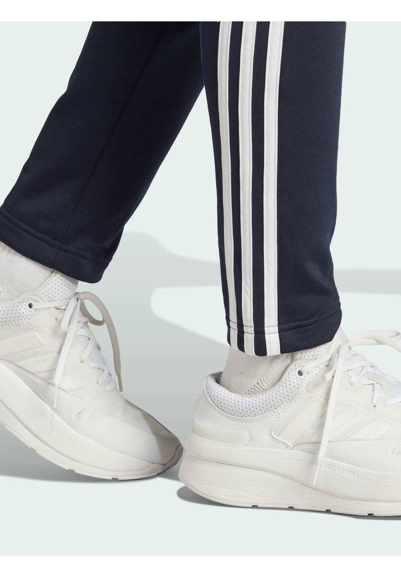 adidas Sportswear adidas Sportswear ESSENTIALS 3-STRIPES - Tracksuit - legend ink white Clearance-Verkauf