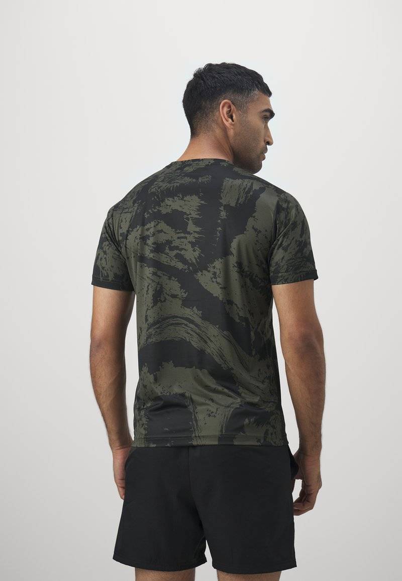 Puma Puma TRAIN ALL DAY TEE - Print T-shirt - dark olive Speichern exportieren