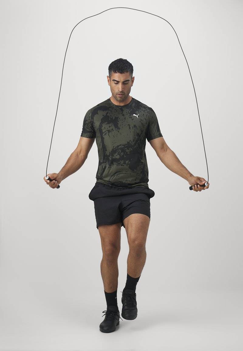 Puma Puma TRAIN ALL DAY TEE - Print T-shirt - dark olive Speichern exportieren