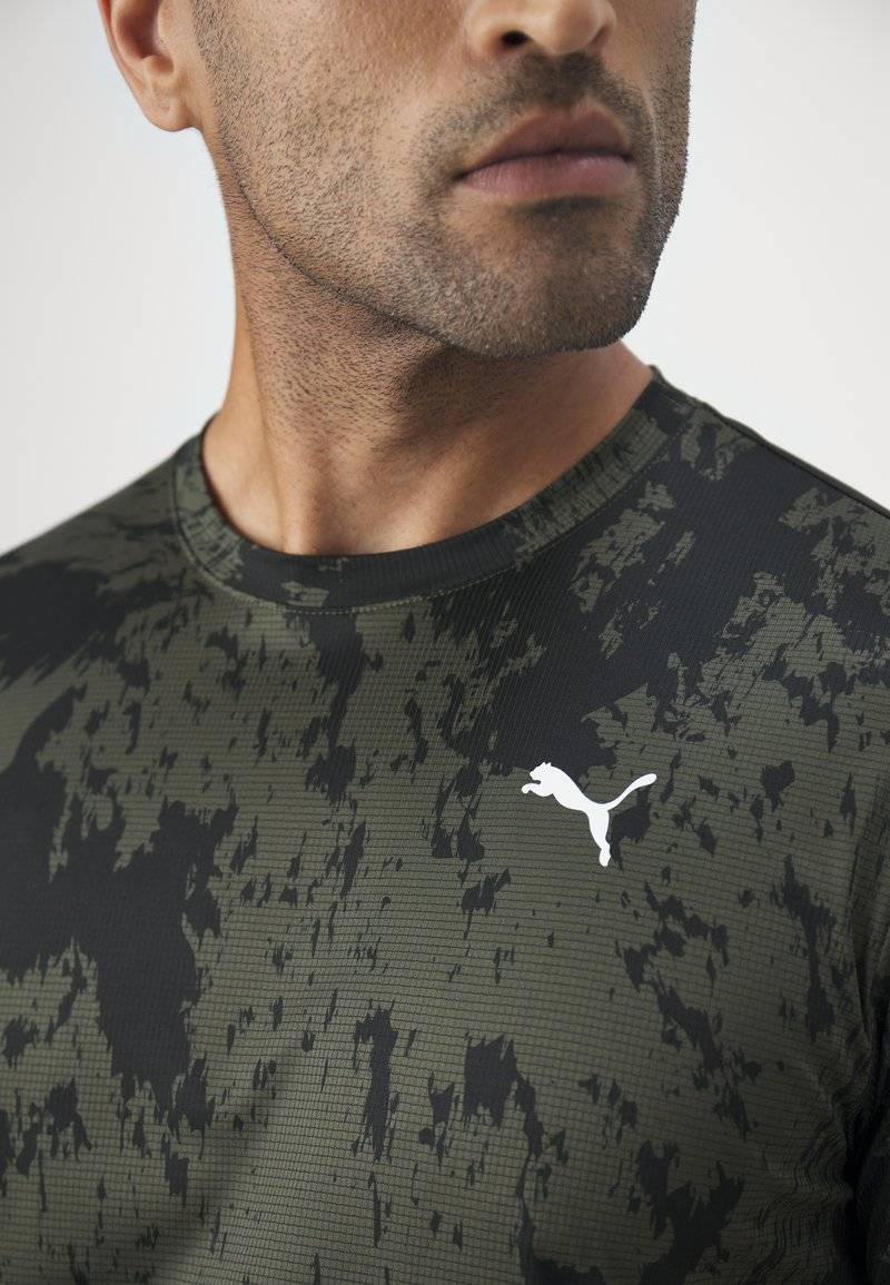 Puma Puma TRAIN ALL DAY TEE - Print T-shirt - dark olive Speichern exportieren