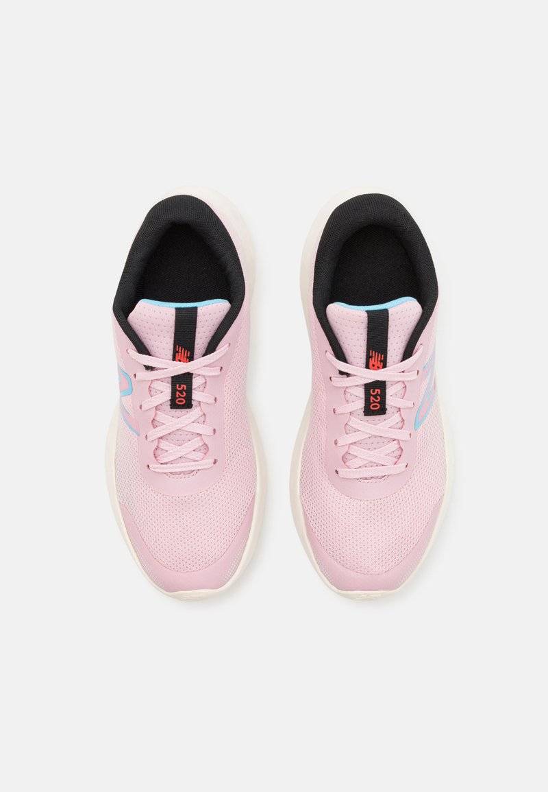 New Balance New Balance 520V8 UNISEX - Competition running shoes - mid century pink 2025