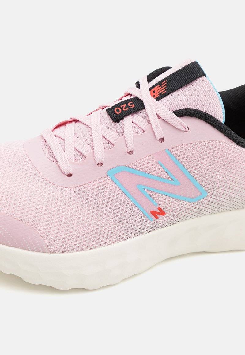 New Balance New Balance 520V8 UNISEX - Competition running shoes - mid century pink 2025