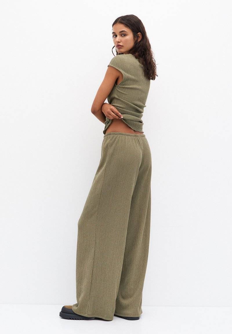 PULL&BEAR PULL&BEAR WIDE-LEG FLOWING - Trousers - khaki Limitierter Zeitrabatt
