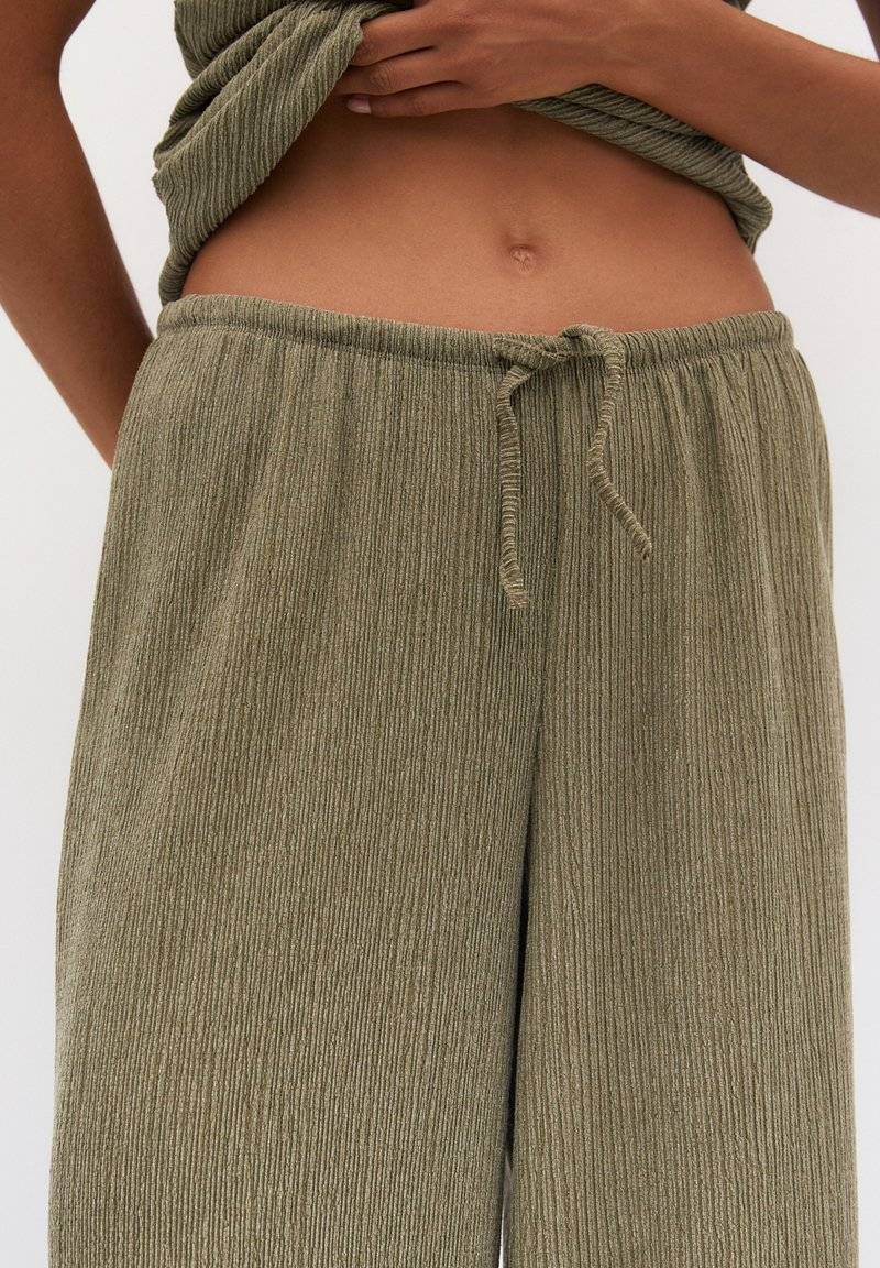 PULL&BEAR PULL&BEAR WIDE-LEG FLOWING - Trousers - khaki Limitierter Zeitrabatt
