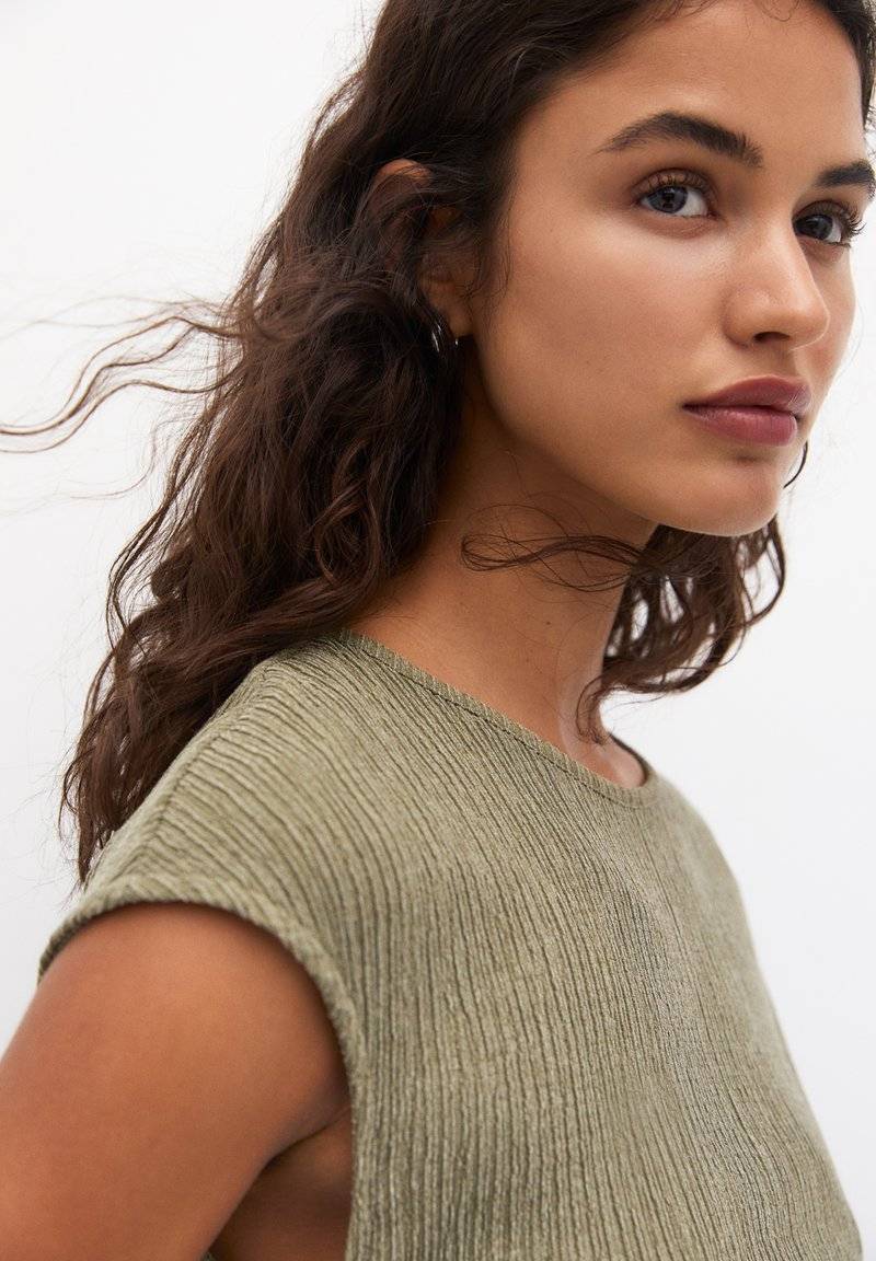 PULL&BEAR PULL&BEAR GATHERED SLEEVELESS - Blouse - khaki Saisonschlussverkauf