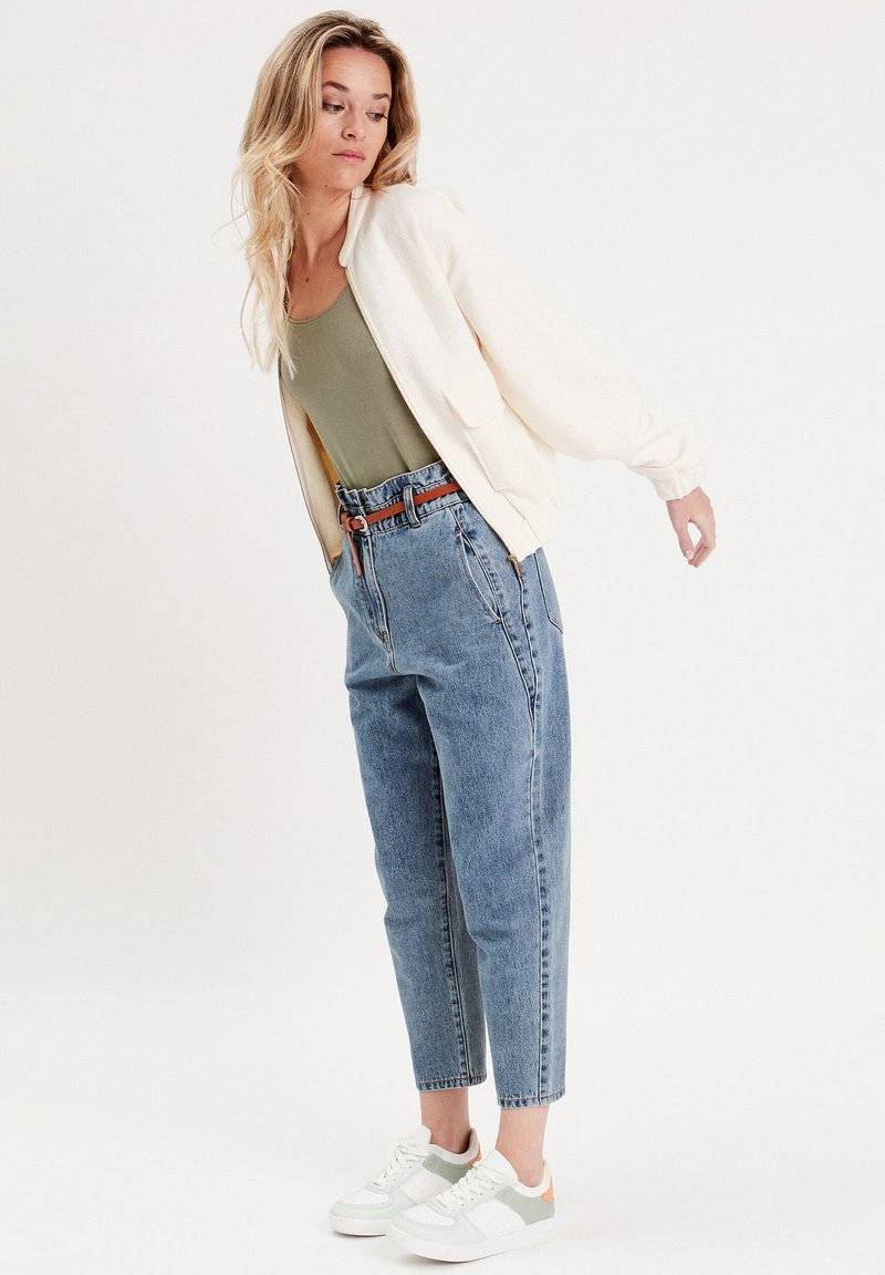 Cache Cache Cache Cache SLOUCHY-MIT GÜRTEL - Jeans Tapered Fit - denim stone Valentinstagsangebot