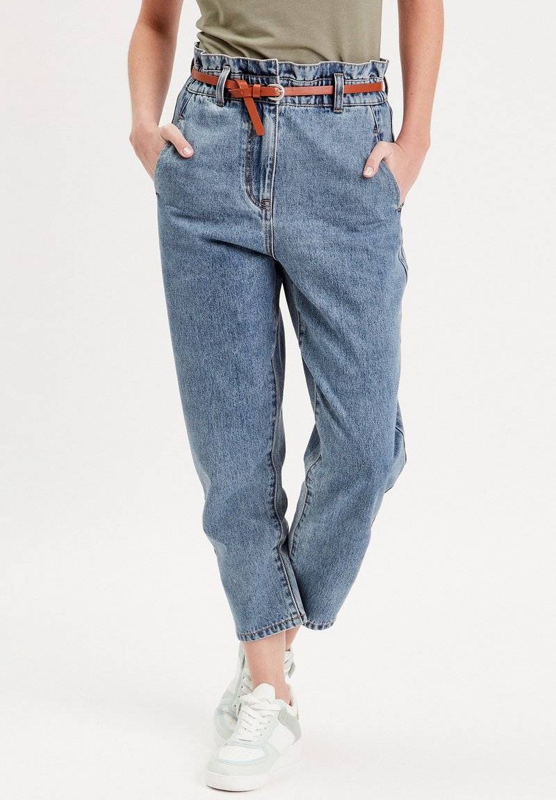 Cache Cache Cache Cache SLOUCHY-MIT GÜRTEL - Jeans Tapered Fit - denim stone Valentinstagsangebot
