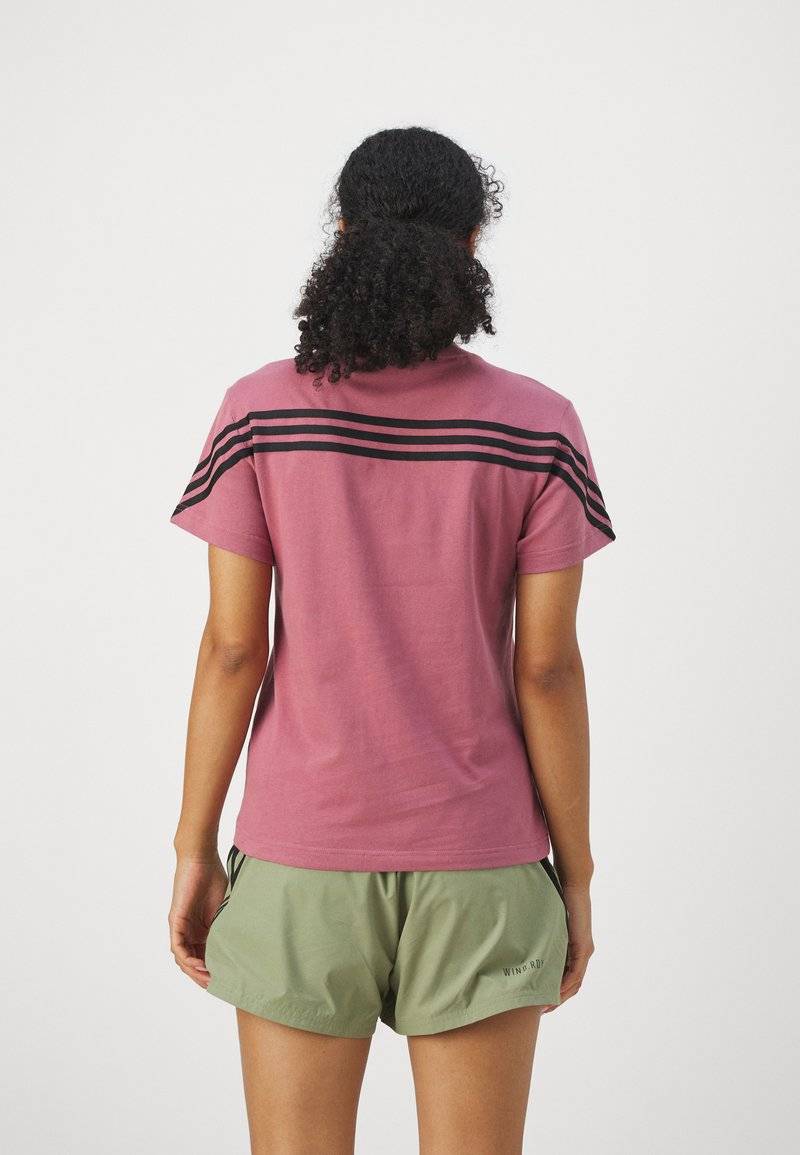 adidas Sportswear adidas Sportswear FUTURE ICONS THREE STRIPES - Print T-shirt - preloved crimson Bis zu 65% Rabatt