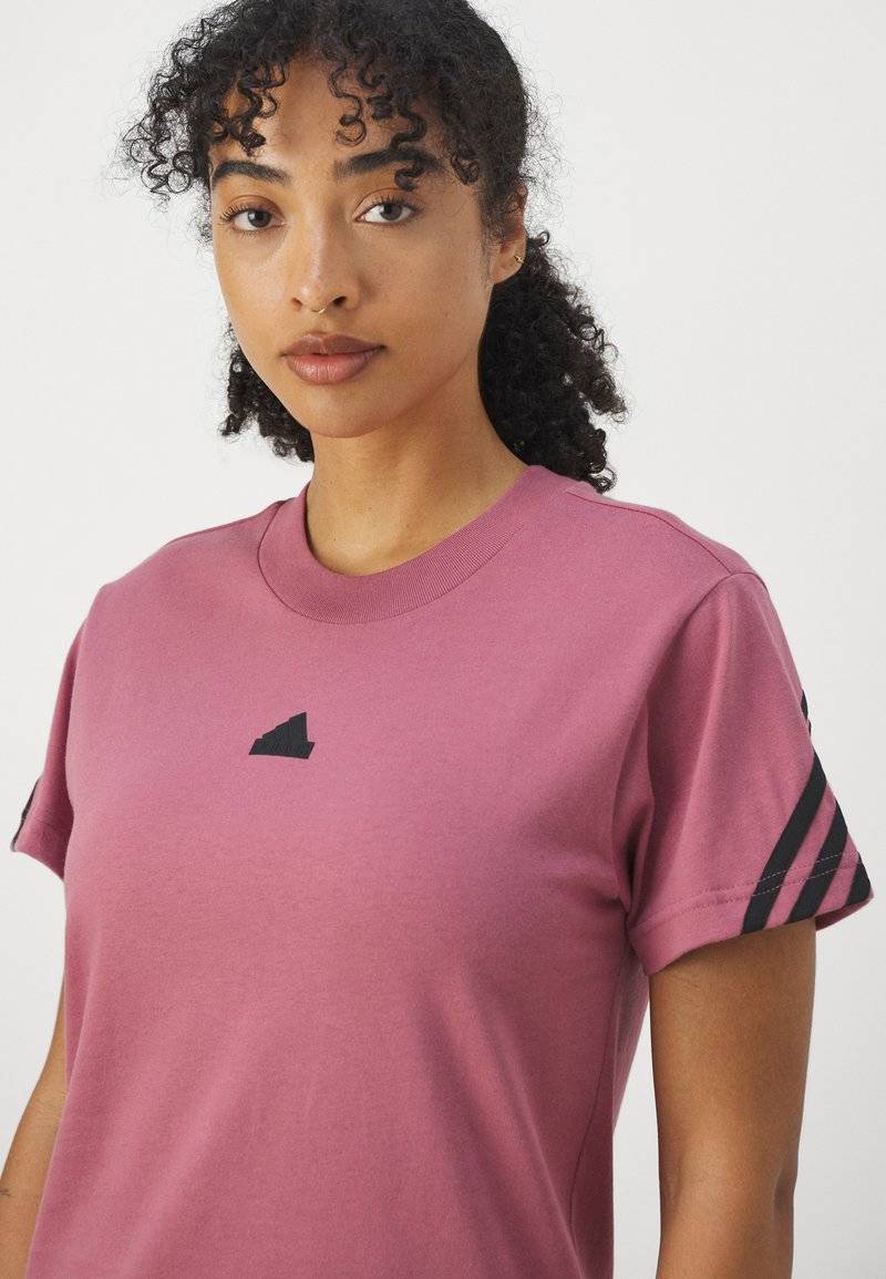 adidas Sportswear adidas Sportswear FUTURE ICONS THREE STRIPES - Print T-shirt - preloved crimson Bis zu 65% Rabatt