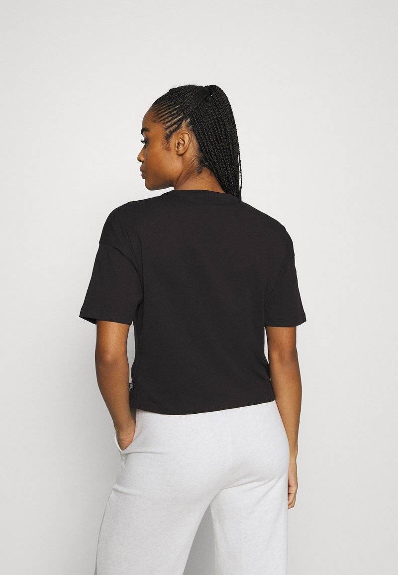 Puma Puma CROPPED LOGO TEE - Print T-shirt - puma black Rabatte dieses Monats