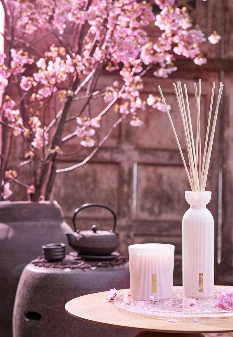 Rituals Rituals SCENTED CANDLE THE RITUAL OF SAKURA - FLORAL - CHERRY BLOSSOM & RICE MILK - Scented candle Tiefpreis