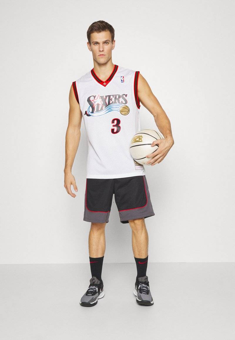 Mitchell & Ness Mitchell & Ness NBA ALLEN IVERSON PHILADELPHIA 76ERS SWINGMAN HOME - Club wear - white Im Verkauf