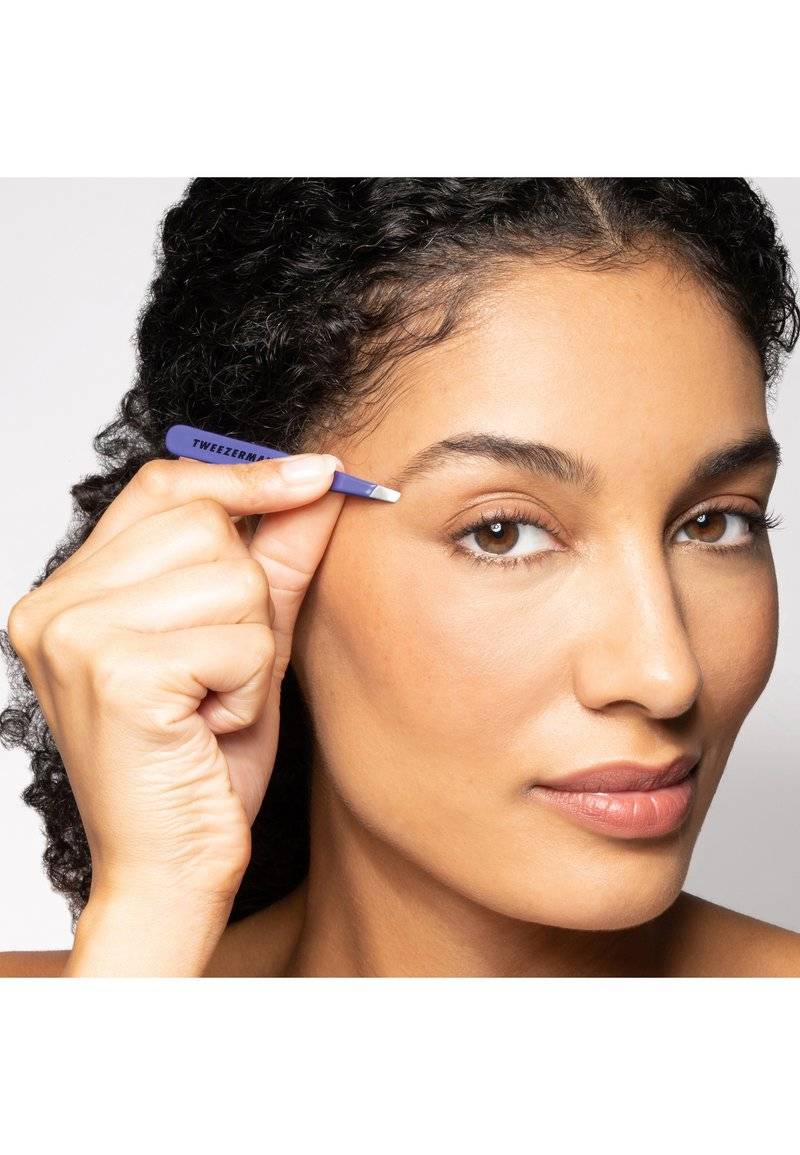 TWEEZERMAN TWEEZERMAN MINI SLANT TWEEZER - Hair removal tool - purple Sonderangebot der Fabrik
