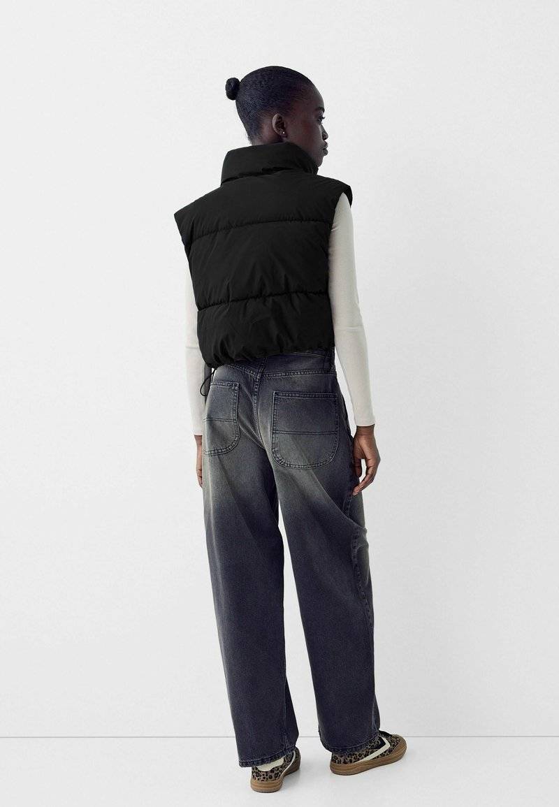 Bershka Bershka CROPPED PUFFER - Waistcoat - black denim im Angebot