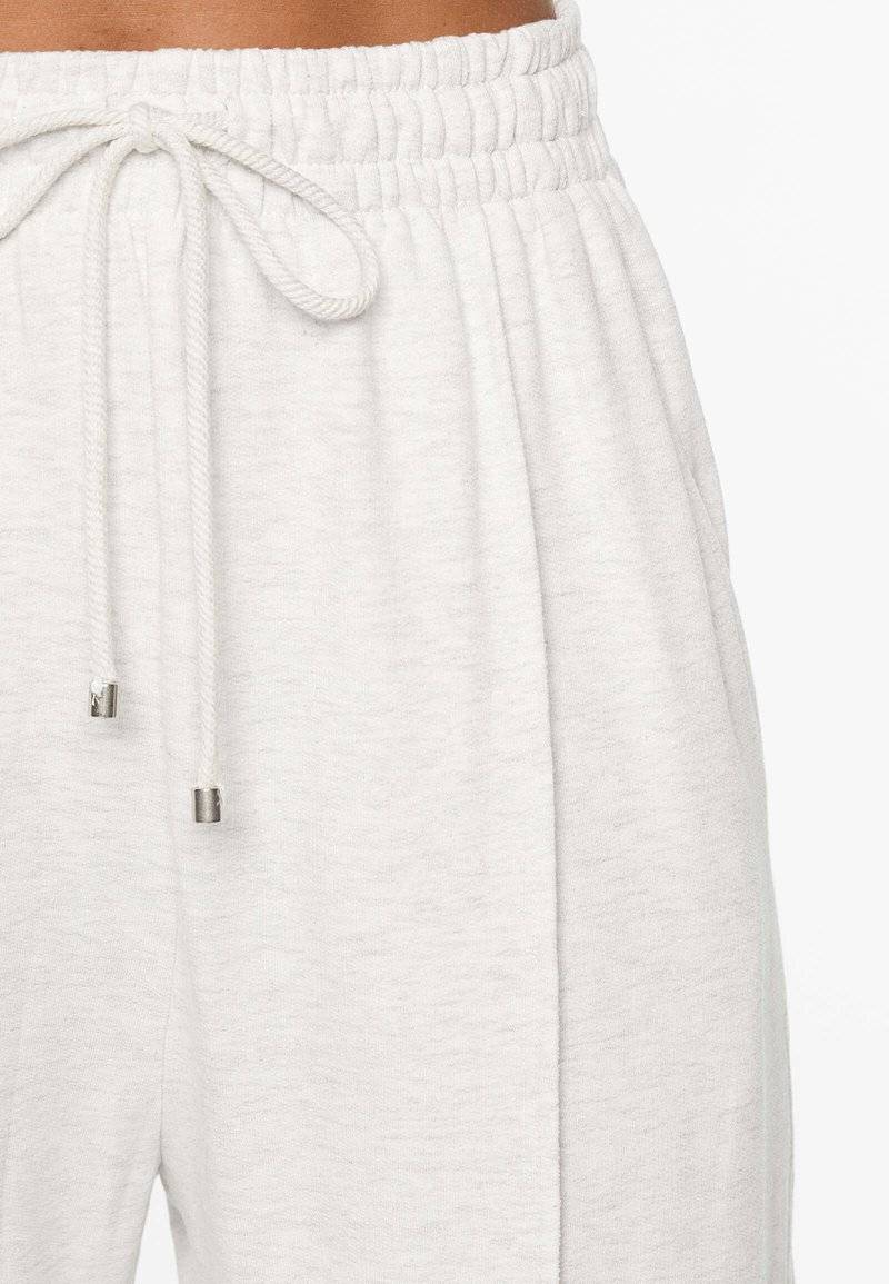 OYSHO OYSHO SOFT TOUCH RELAXED STRAIGHT-LEG - Tracksuit bottoms - mottled light grey Lagerräumung