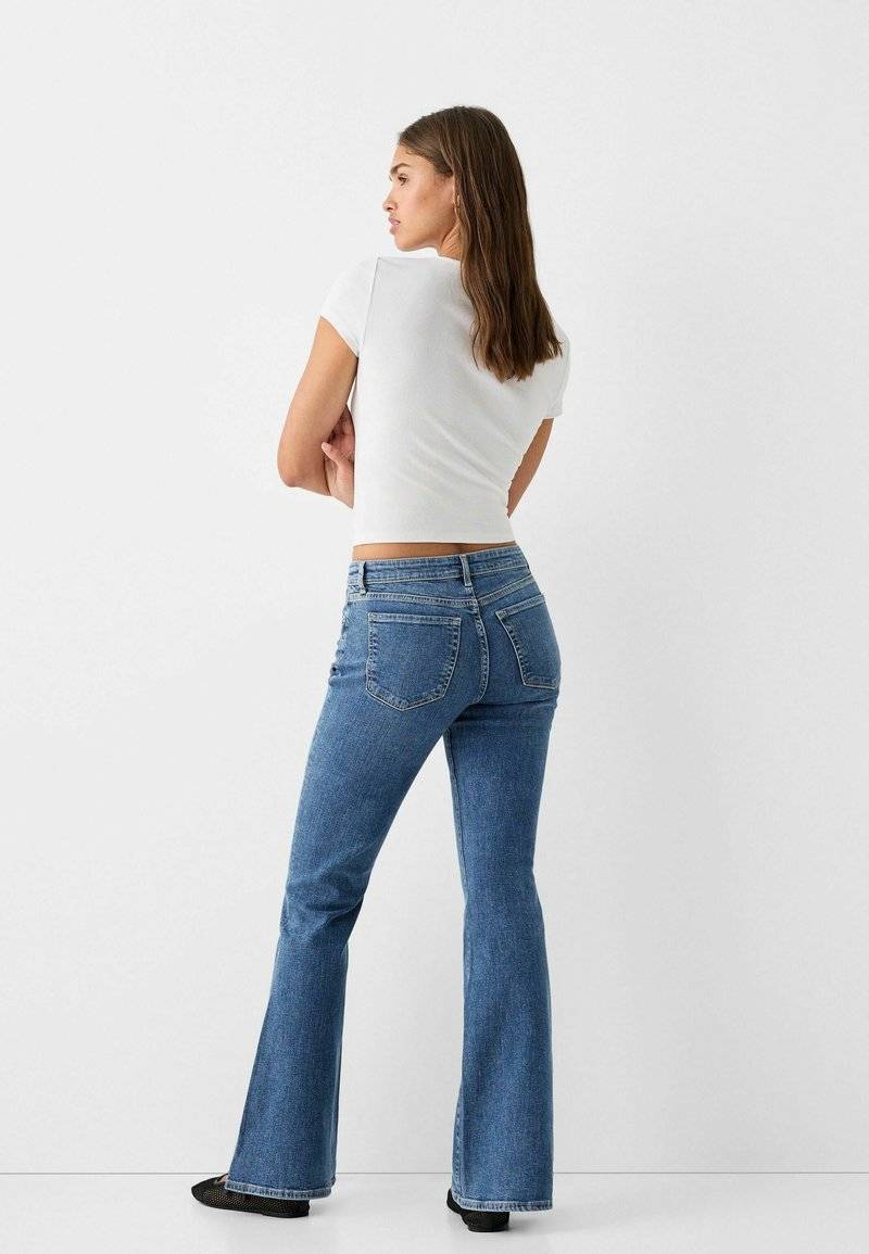 Bershka Bershka Flared Jeans - light blue denim Im Verkauf