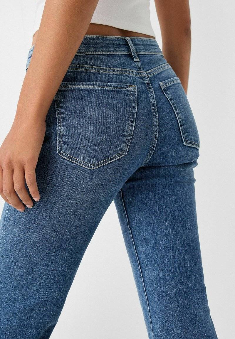 Bershka Bershka Flared Jeans - light blue denim Im Verkauf