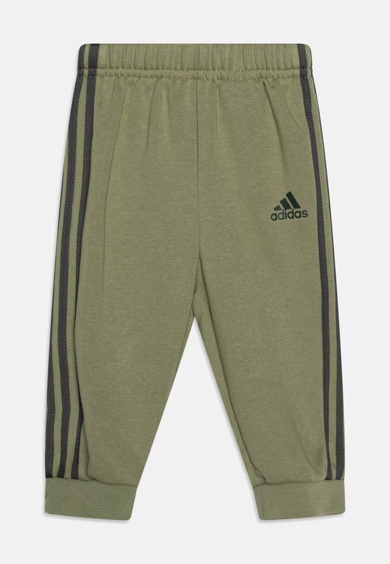 adidas Performance adidas Performance ESSENTIALS ALLOVER PRINTED - Tracksuit - tent green Osterangebot