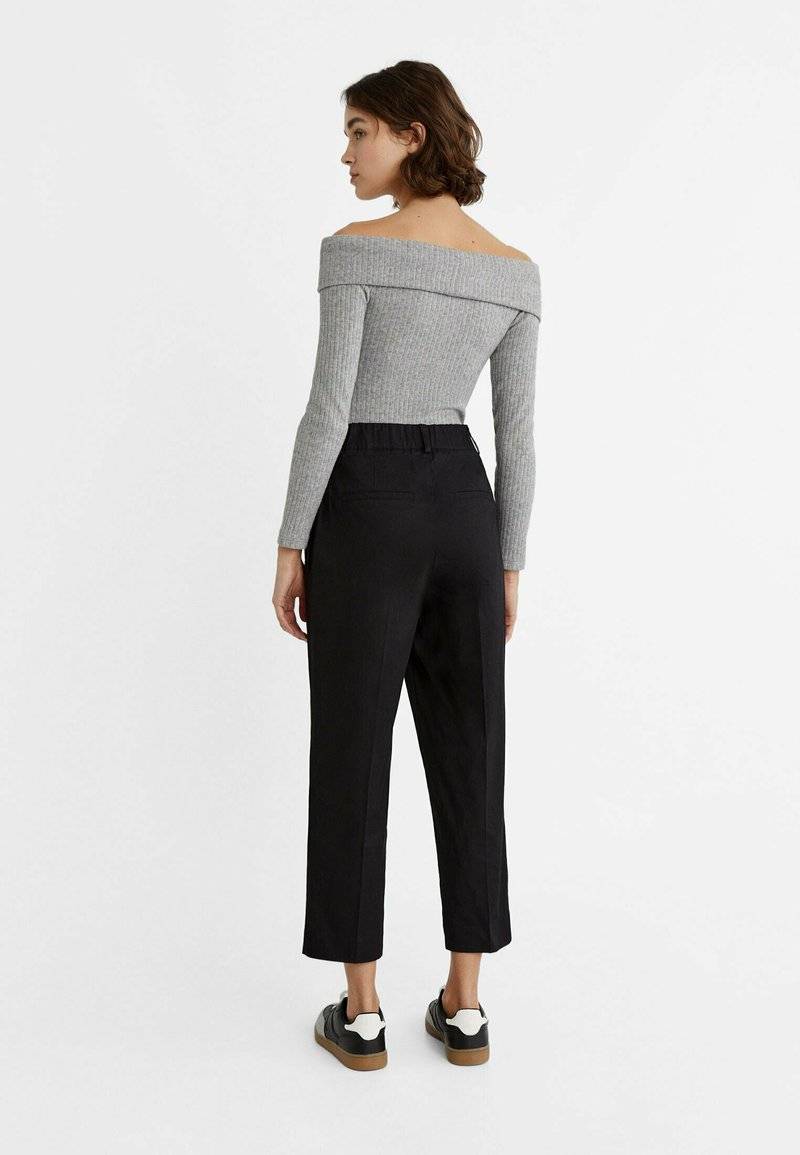 Stradivarius Stradivarius CARROT WITH DARTS DETAIL - Trousers - black Hotsell