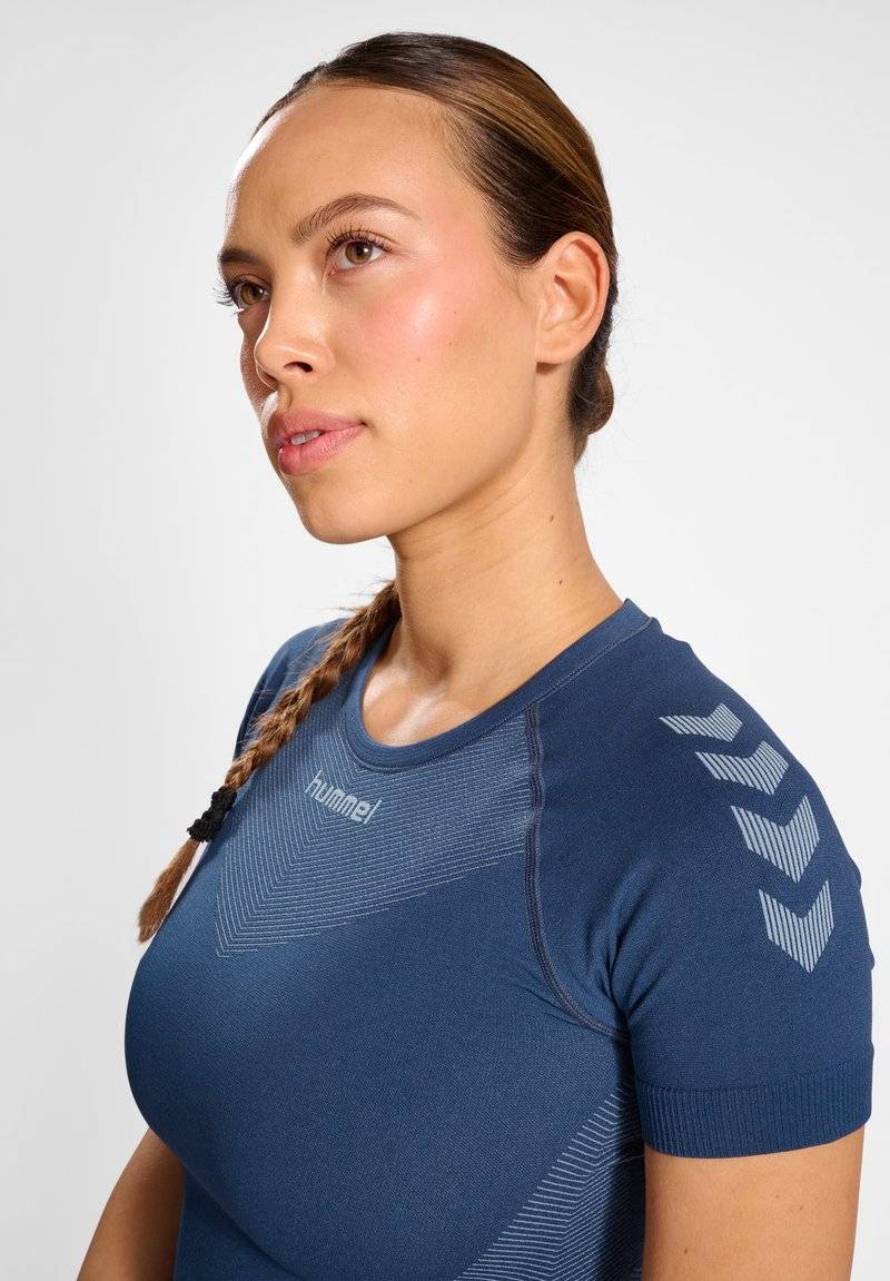 Hummel Hummel FIRST SEAMLESS - Sports T-shirt - vintage indigo Super Rabatt
