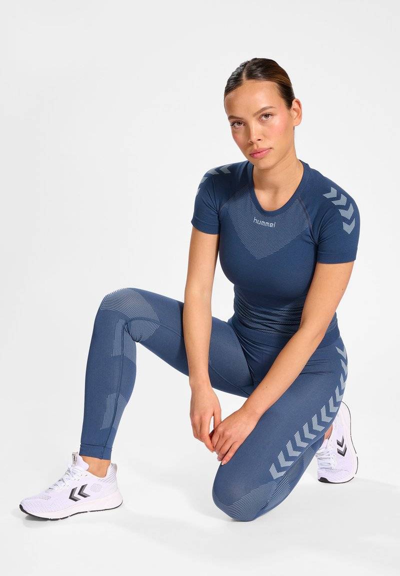 Hummel Hummel FIRST SEAMLESS - Sports T-shirt - vintage indigo Super Rabatt