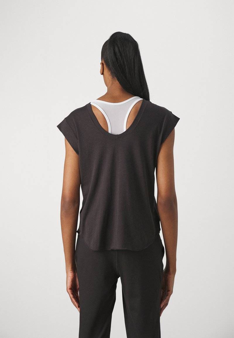 Puma Puma STUDIO FOUNDATIONS TEE - Sports T-shirt - black Fabrikladen