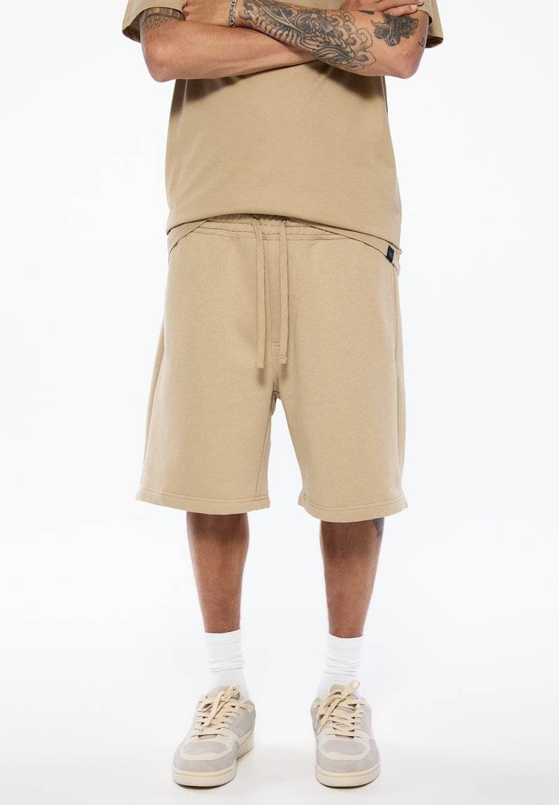PULL&BEAR PULL&BEAR SET BERMUDA SHORTS AND T-SHIRT - Tracksuit bottoms - sand Vatertagsangebot