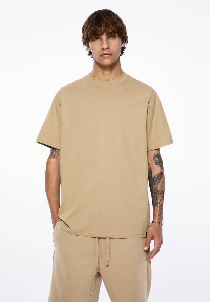 PULL&BEAR PULL&BEAR SET BERMUDA SHORTS AND T-SHIRT - Tracksuit bottoms - sand Vatertagsangebot