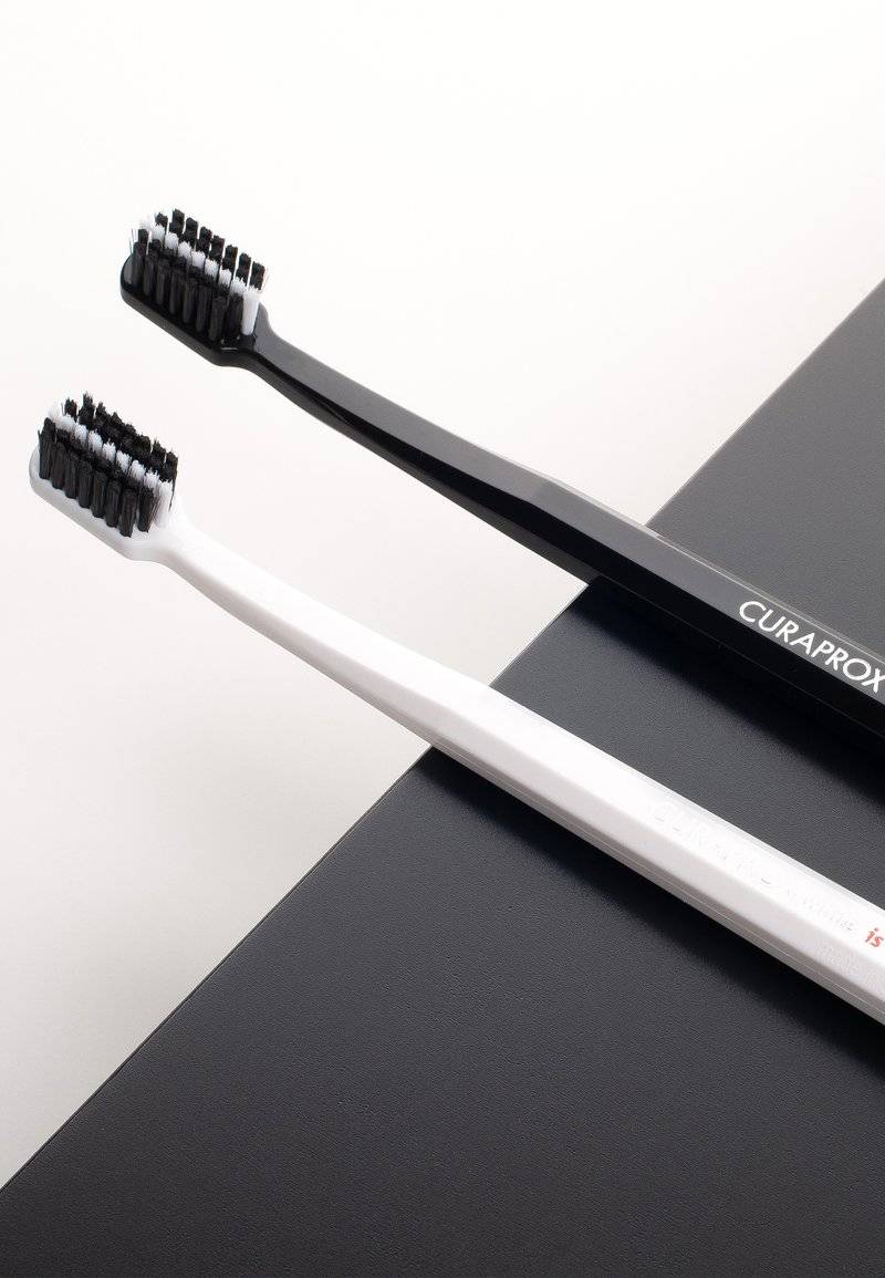 Curaprox Curaprox BLACK IS WHITE BLACK/WHITE DUO - Dental care tool - black Super Sparpreis