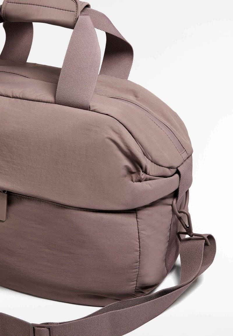 OYSHO OYSHO WITH FLAP POCKET - Sports bag - pink Sonderangebot
