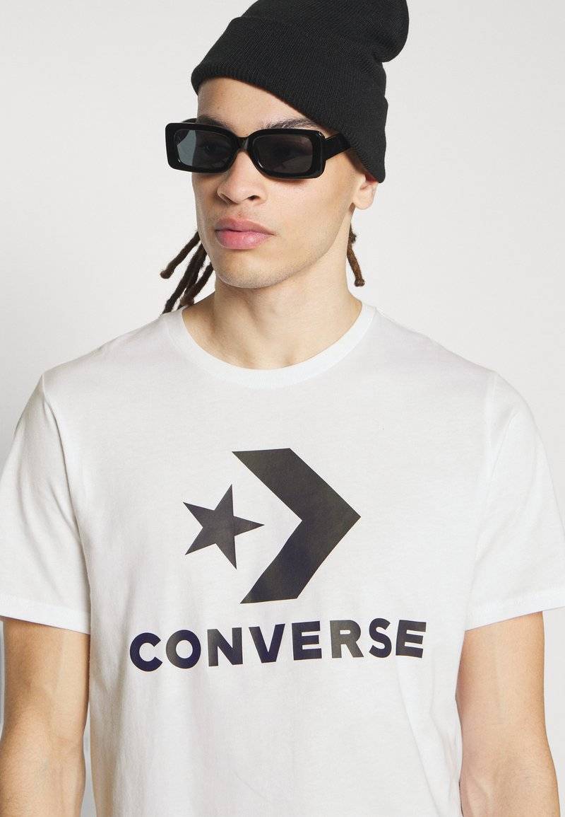Converse Converse GO TO STAR CHEVRON TEE UNISEX - Print T-shirt - white Wochenangebot