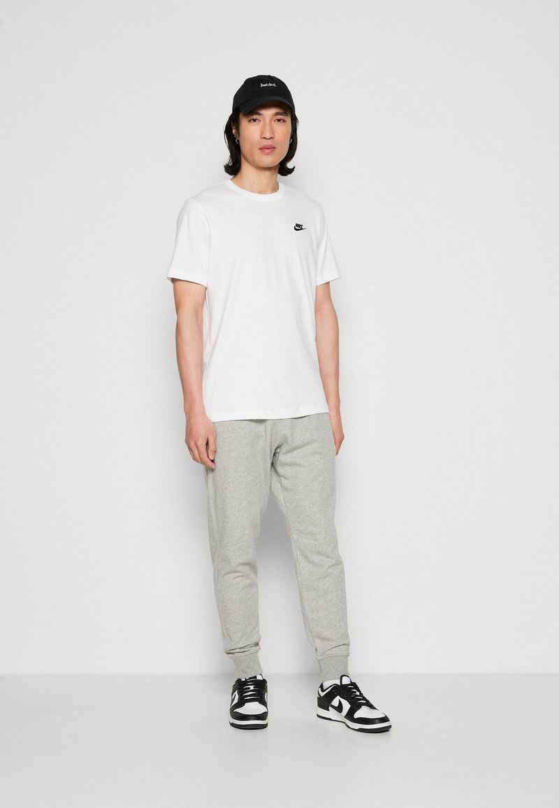 Nike Sportswear Nike Sportswear CLUB JGGR FT - Tracksuit bottoms Nur für heute