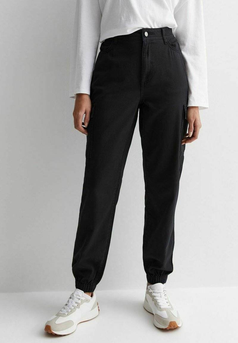 New Look New Look Cuffed Cargo - Chinos - black Nur noch ein Tag übrig