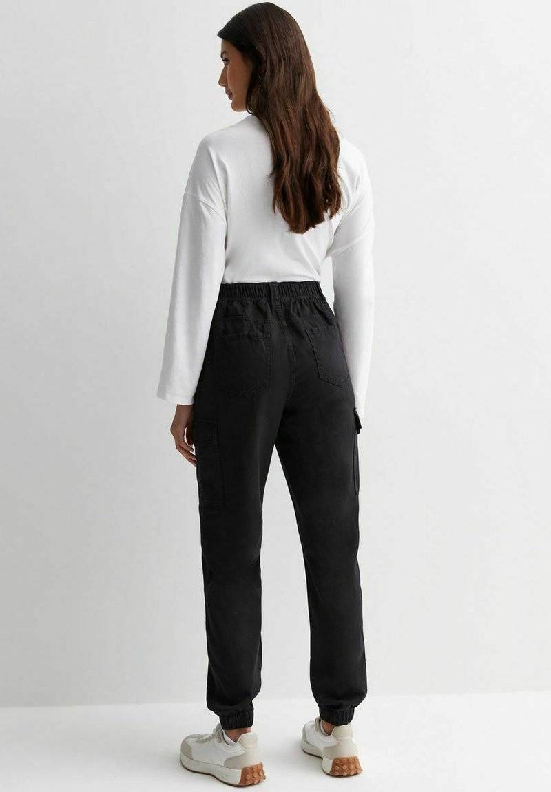 New Look New Look Cuffed Cargo - Chinos - black Nur noch ein Tag übrig