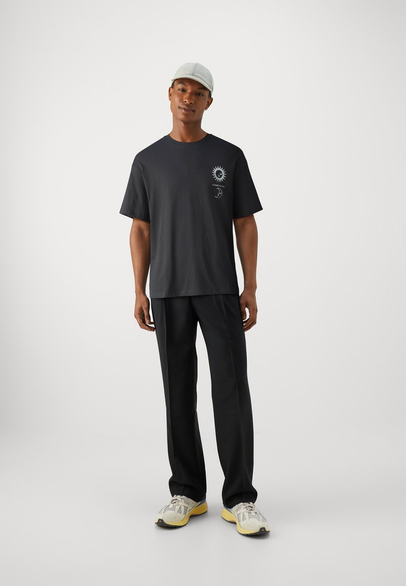 Jack & Jones Jack & Jones JORSOLEIL TEE CREW NECK UNISEX - Print T-shirt - black Vierteljährliche Förderung