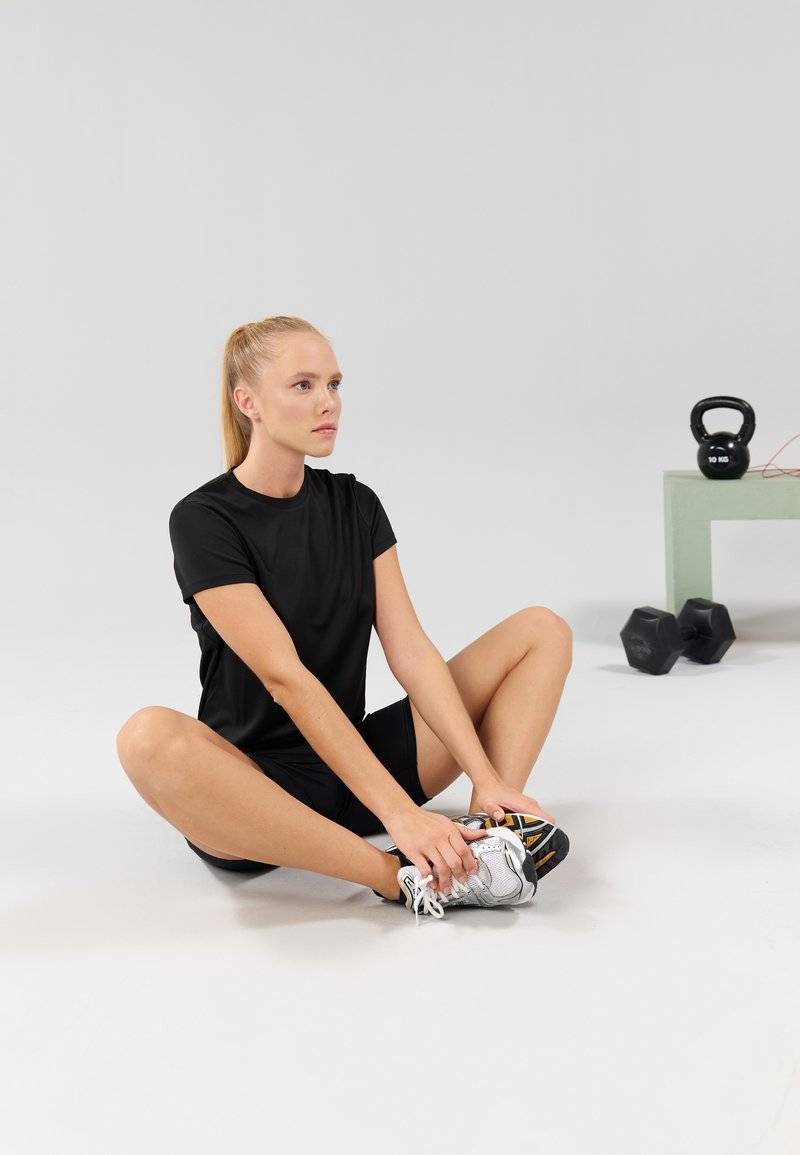 Even&Odd active Even&Odd active Basic T-shirt - black 50% Rabatt für begrenzte Zeit